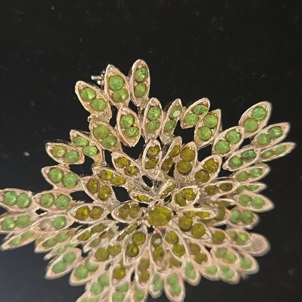 Green Floral Brooch - Picture 3 of 5